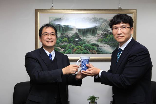 Prof. Park, Yong Chul, Prof. Cho, Kyoon Seok from Korea and Deputy Director-General Cheng exchanged the souvenirs with each other.