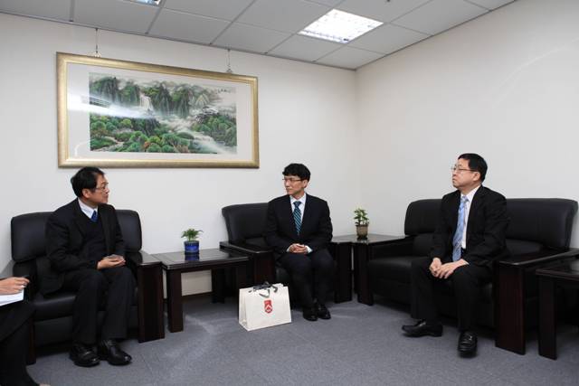 On February 11, 2014, Deputy Director-General Cheng of the Agency Against Corruption received a visit from Prof. Park, Yong Chul (Sogang University Law School), Prof. Cho, Kyoon Seok (School of Law, Ewha Womans University) from Korea, Prosecutor Mr. David Horng and Judge Ms. Michelle Kang to discuss anti-corruption issues.