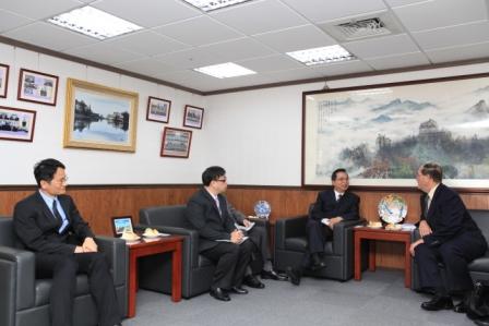 On April 16, 2014, Director-General Chu of the Agency Against Corruption received a visit from Prof. William Sharp, Jr. (Hawaii Pacific University) from USA and Mr. David S. Y. Lin (Ministry of Foreign Affairs) to discuss anti-corruption issues.