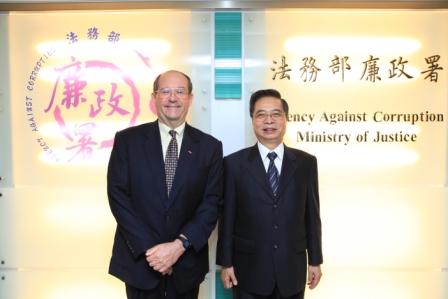 On April 16, 2014, Director-General Chu of the Agency Against Corruption received a visit from Prof. William Sharp, Jr. (Hawaii Pacific University) from USA and Mr. David S. Y. Lin (Ministry of Foreign Affairs) to discuss anti-corruption issues.