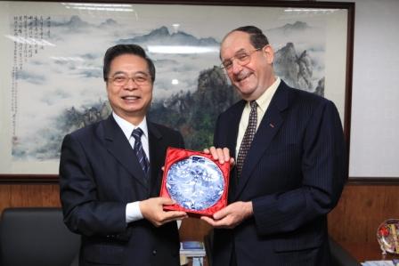 Director-General Chu presented the souvenir to Prof. William Sharp, Jr.