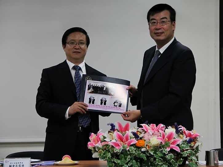 On June 3, 2014, Director-General Lai and Deputy Director-General Yang of the Agency Against Corruption received a visiting group consisting of 10 people from Zhejiang Province Prosecutors Association and exchanged views on integrity issues.
