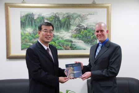 Director-General Lai exchanged the souvenir with Prof. Dr. Christian Göbel